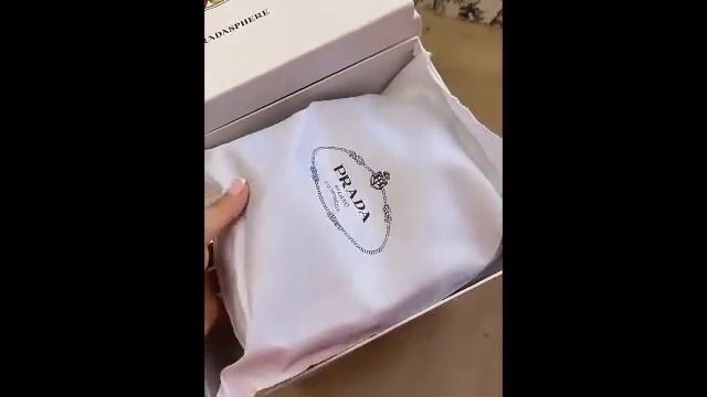 Обзор 86 Элегантность дизайна сумки Prada Panier подчеркивает кожа Saffiano с узнаваемой текстурой смотреть онлайн