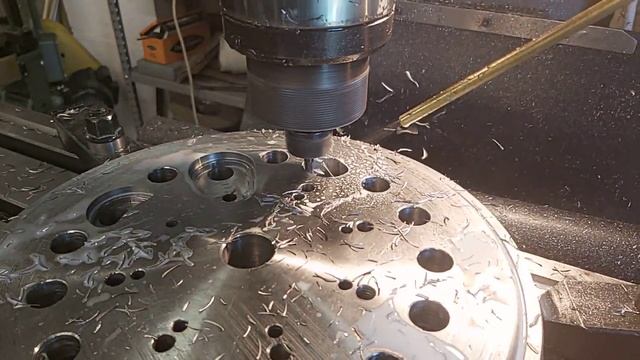 Slow motion CNC milling Q1 loco wheel - LinuxCNC with Fusion 360 HSM toolpaths смотреть онлайн