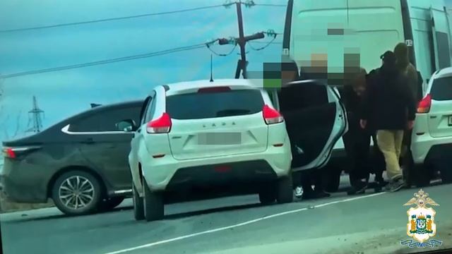 Жесткое задержание иностранца с крупной партией героина на трассе в ХМАО смотреть онлайн