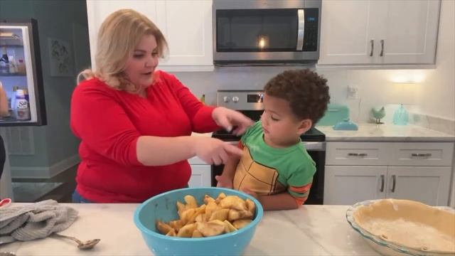 Levi & Mommy Bake An Apple Pie for Thanksgiving #cutekids #baking #kidrecipe #kidcook #toddlers смотреть онлайн