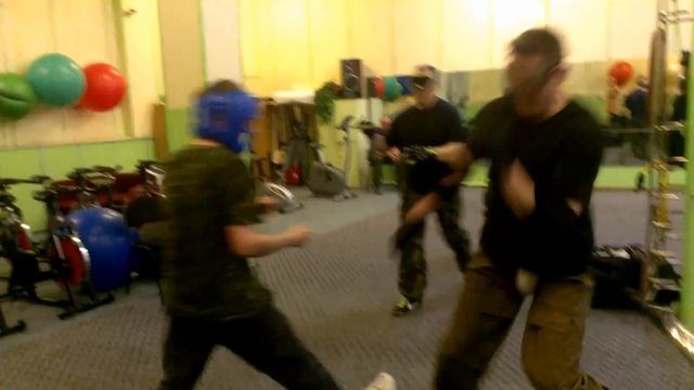 Как выбить нож ногой смотреть онлайн