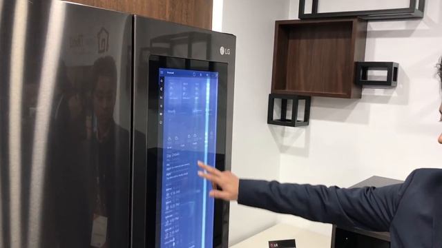 LG has a smart refrigerator running Windows 10 смотреть онлайн