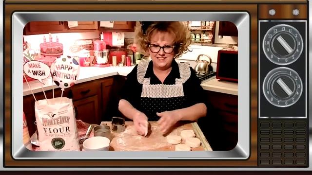 Betty Bouffant's 2-Ingredient Biscuits...Southern Style! смотреть онлайн