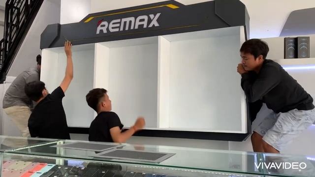 REMAX highlight display installing at IPHONE And MORE Phone Shop New version 2022 смотреть онлайн