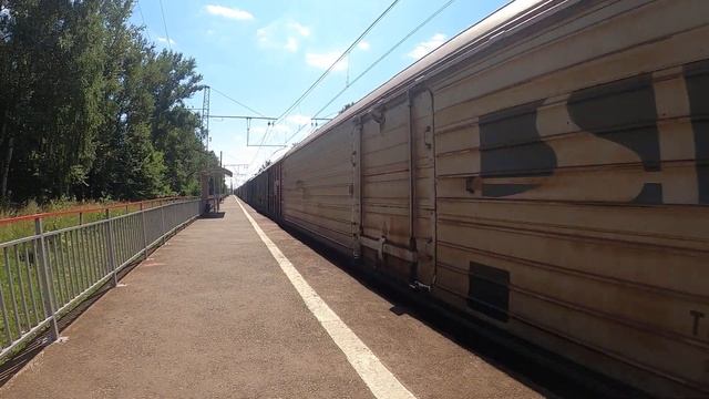 "Самые разные крытые вагоны!" Электровоз ВЛ10У-216 с грузовым поездом. пл. Ашукинская. смотреть онлайн
