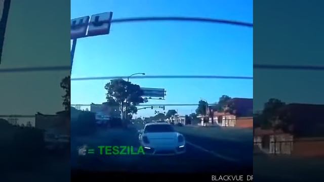 Это просто жесть. Tesla уделала Porshe Cayman.