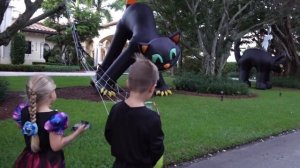 Диана и Рома собирают конфеты на Хеллоуин Halloween Диана и Рома - на Русском