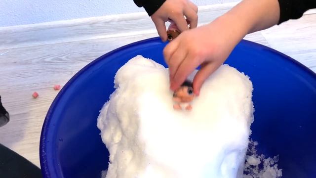 Как ЛОЛ меняют цвет в снегу?! смотреть онлайн