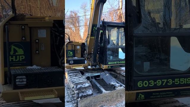 Broken Excavator window. #broken #windows #equipment смотреть онлайн