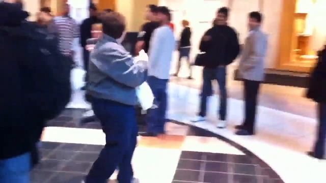 Apple iPad 2 Day vlog: Huge Crowds! смотреть онлайн