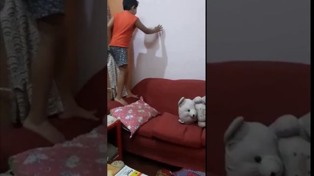 PLAYING GAME IN SOFA AND IN WINDOW IN SHORT TIME BREAK смотреть онлайн