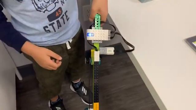 Justin explains his Fishing Rod robot during our LEGO Robotics Camp, features sensor detecting angl смотреть онлайн