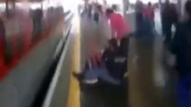 She Almost Died For Mobile Phone [Brazil Train Station] смотреть онлайн