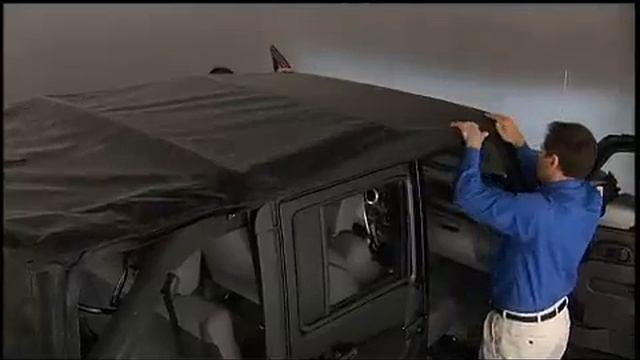 2011 Jeep Wrangler | Raising the Soft Top - 4 door смотреть онлайн