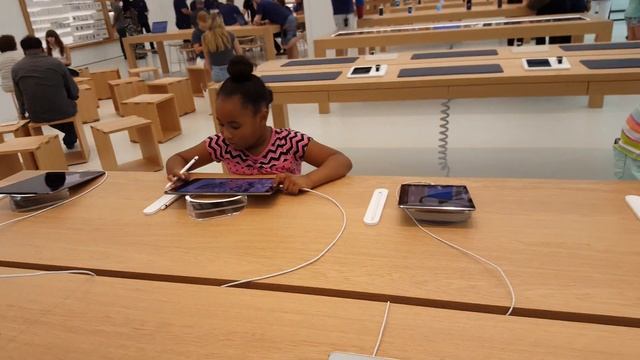 Apple store fun browsing смотреть онлайн