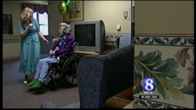 Seniors Fall In Love With iPods At Retirement Home смотреть онлайн