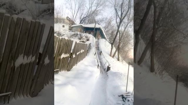 А вот этот дом с лестницей из тех трёх домов на ошибки на НизоВой улице в в Красных Баках это...