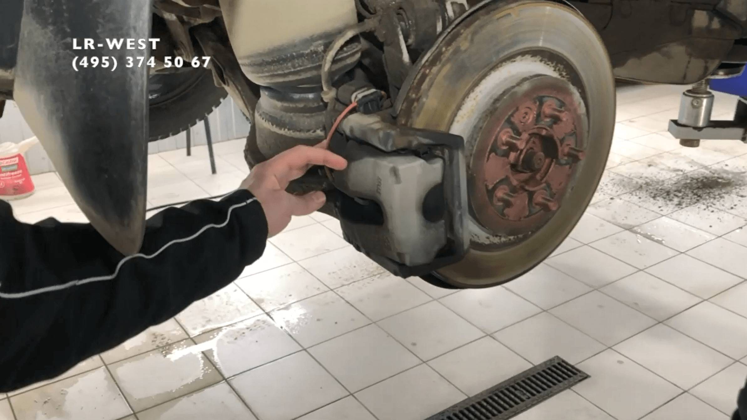 Рендж Ровер - замена задних тормозных колодок своими руками смотреть онлайн