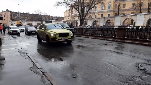 Зелёная Bentley Bentayga проезжает по улице смотреть онлайн