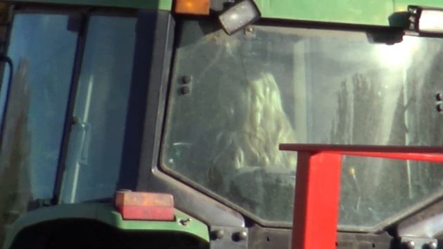 BLONDE RIDING A TRACTOR БЛОНДИНКА НА ТРАКТОРЕ НА ТЫКВЕННОМ ПОЛЕ
