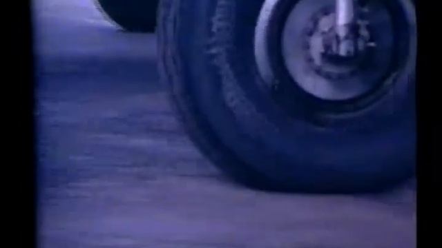 5 Early Land Rover towing an aeroplane смотреть онлайн