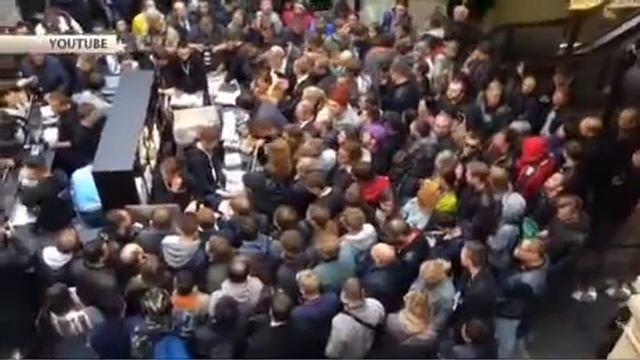Москвичи устроили страшную давку в очереди за iPhone 7 (ТВ Звезда) смотреть онлайн