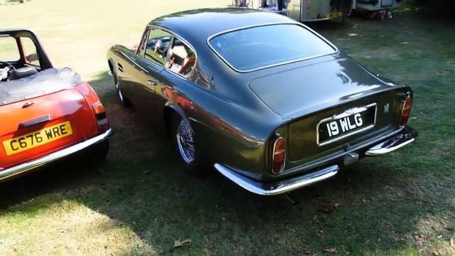 Aston Martin DB5 parked up смотреть онлайн