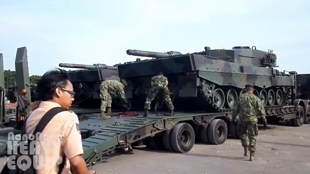 Heavy Hauls and Lowbed Dolly Parade Transporting Army Tank смотреть онлайн
