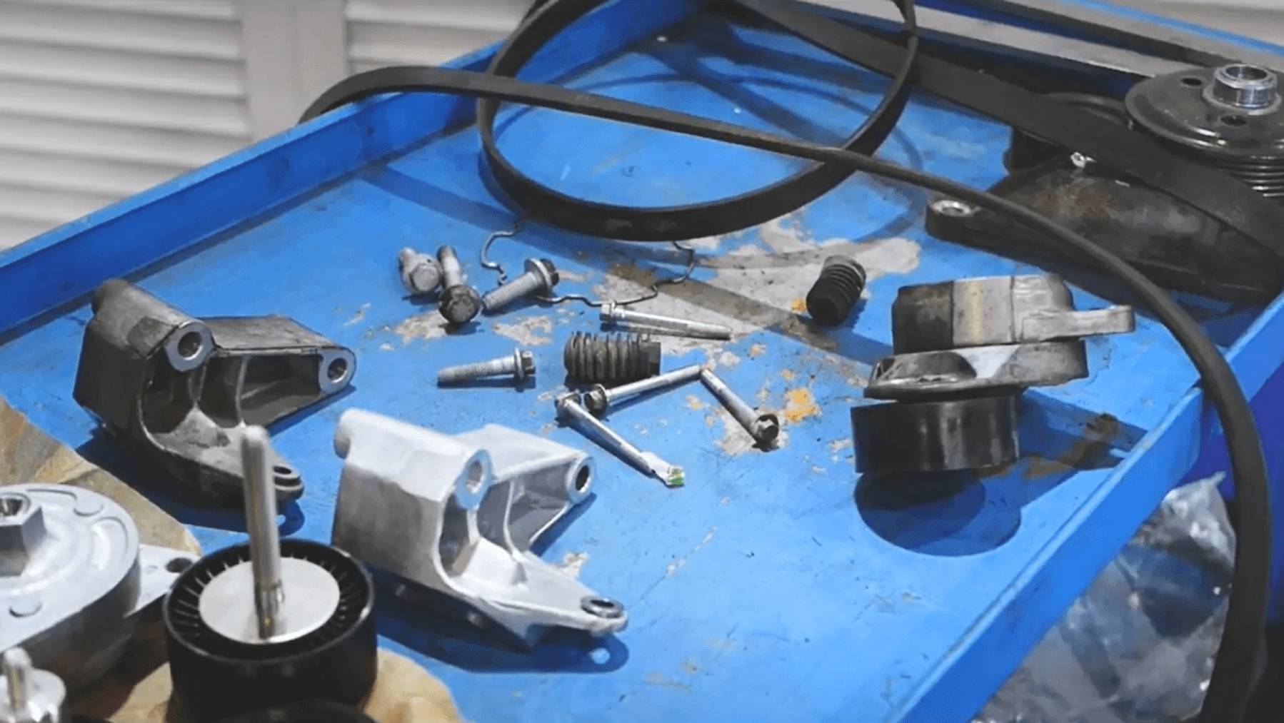 Рендж Ровер 4.4 дизель. Дело не только в ремнях. Свист приводных ремней. смотреть онлайн