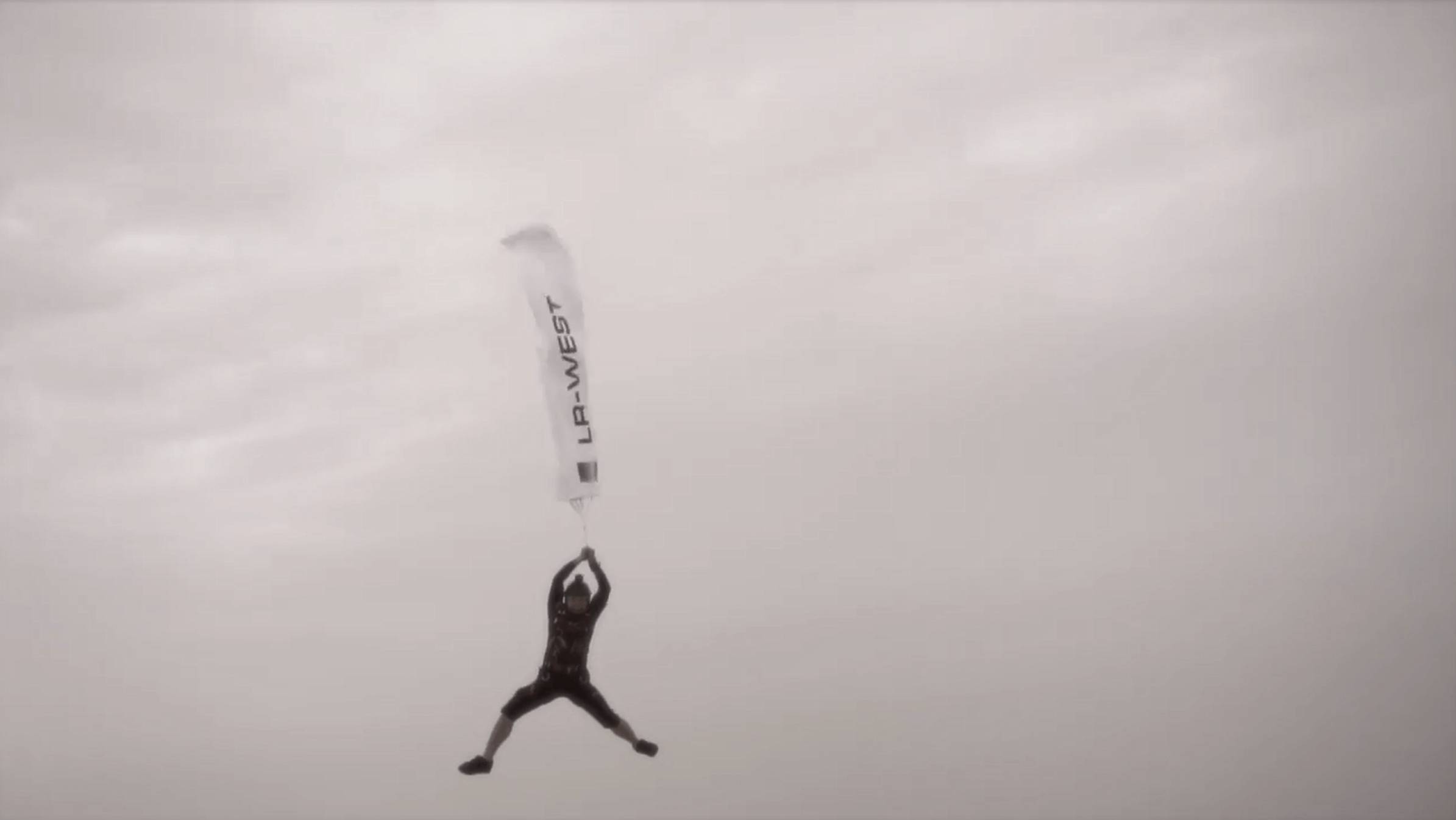 Сервис Ленд Ровер в небе 2019г. SKYDIVE QATAR смотреть онлайн