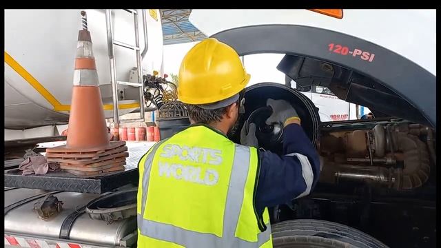 How To change the air cleaner of a heavy truck (FAW 360 HP) смотреть онлайн