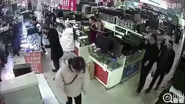 Un homme dans le magasin a mordu l'iPhone, ce qui a déclenché une explosion du gadget смотреть онлайн