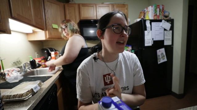 IUS students and friends share a dinner with the help of the university's pantry смотреть онлайн