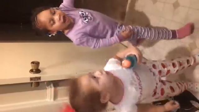 The girls singing the lazy song смотреть онлайн