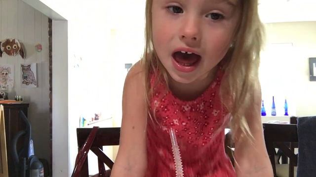Little Girl Eating All Apple Lunch смотреть онлайн