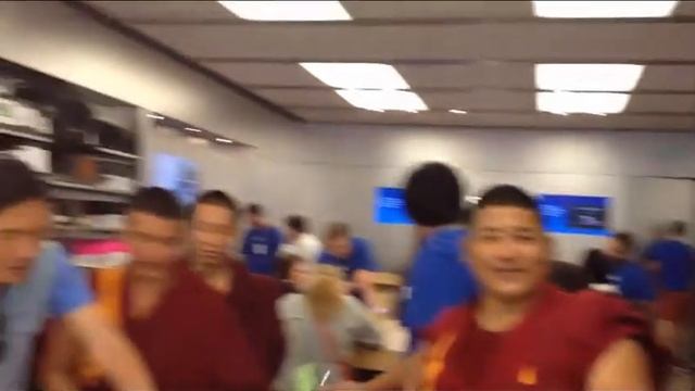 Тибетcкие монахи в Apple Store смотреть онлайн