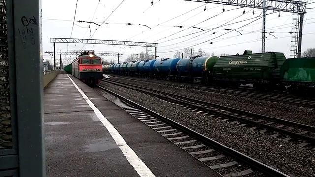 Электровоз ВЛ10У-1008 с полувагонами на ст.Козьмодемьянск смотреть онлайн
