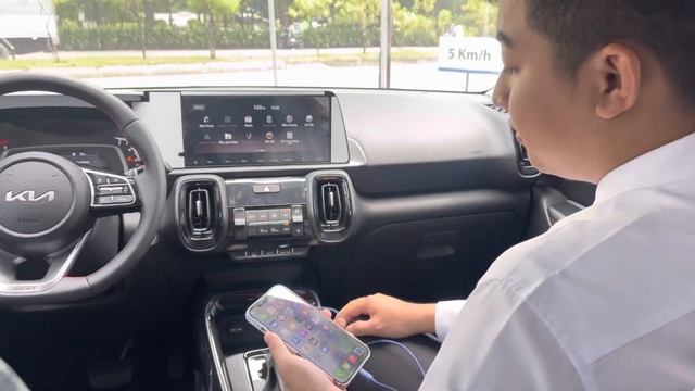 Hướng dẫn kết nối Apple Carplay trên các dòng xe KIA смотреть онлайн