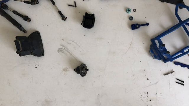 Traxxas Slash 4x4 Ultimate Teardown Part 4 Rear end remove arms shocks differential shock tower смотреть онлайн