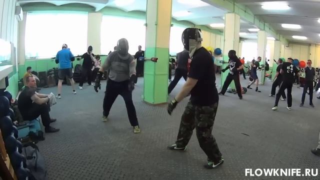 Поток: выбивание ножа ногой смотреть онлайн