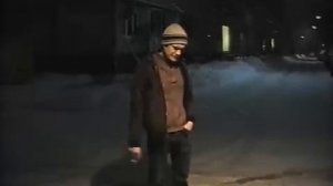 BadComedian стоит и курит под думерскую музыку