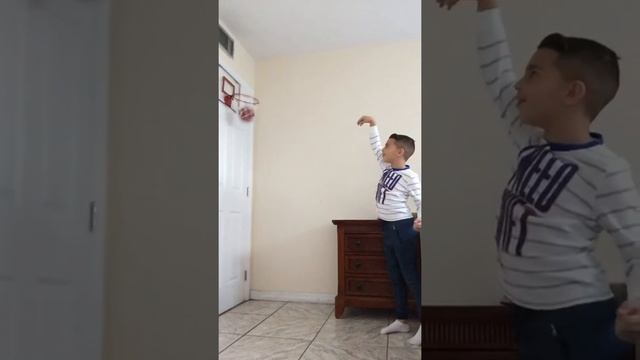 Playing bank with a spice guest смотреть онлайн