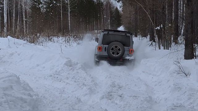 TLC 80 VS JEEP WRANGLER 2 шт, расширенная версия #offroad #jeepwrangler #toyotalandcruiser80 #auto смотреть онлайн