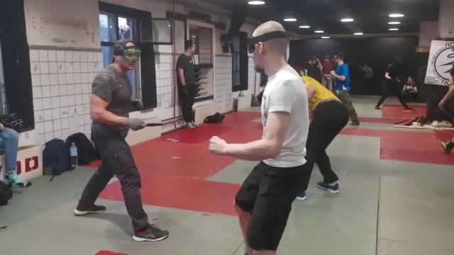 Подрезка руки трижды подряд в спарринге.