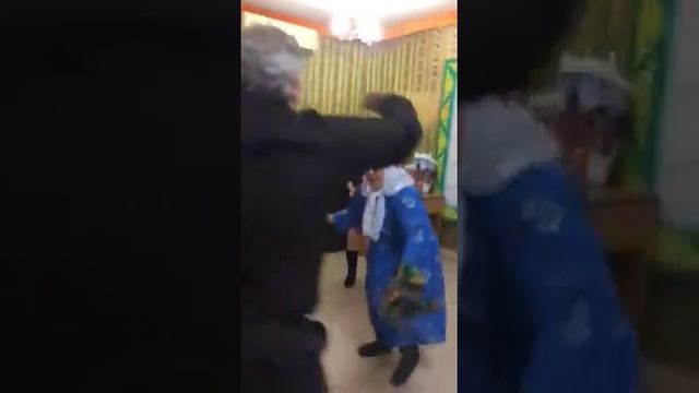 Бабка жжет))))прикольныи танец смотреть онлайн