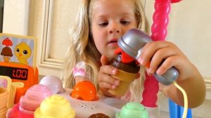 Диана и Рома - на Русском Диана играет в магазин мороженого с куклами