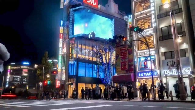 Little Girl and Nightmare Advertisements are on 3D Screen at The Shinjuku Station - Identity V смотреть онлайн