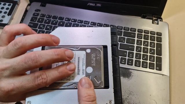 Asus X550C разборка, замена SSD, замена слота сидирома на SSD слот с диском. смотреть онлайн