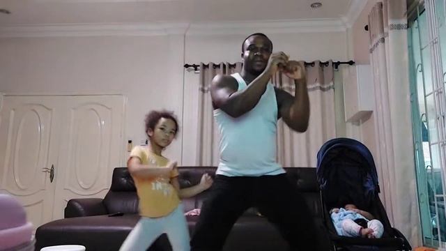 Faith and Fedora dance with Daddy смотреть онлайн