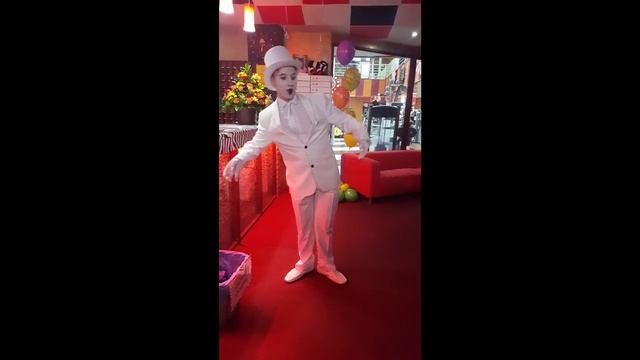 Танцующий мим смотреть онлайн